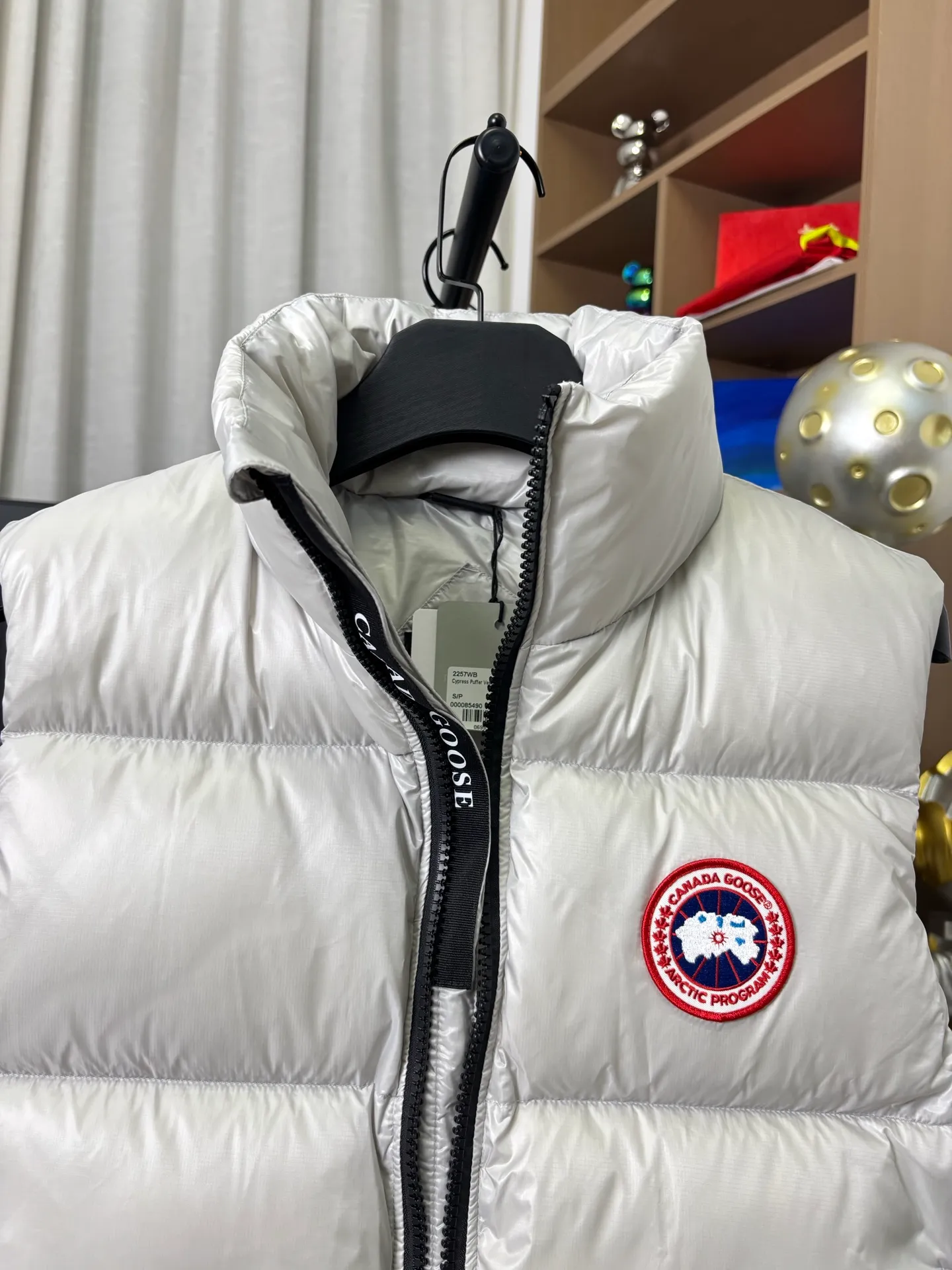 P570 Style number: DC193# [Canada Goose] Big Goose 🦢National Standard 90 White Duck Down Puff Down Vest Canada Goose official website model 1:1:1 customized New national standard down cotton has better thermal insulation performance, is light and not heavy, and has good loft recovery after compression! Filled with 90% white duck down, it is the legendary warmest down jacket and is known as a must-have for Arctic outdoor sports! Waterproof, diamond-resistant and fade-resistant 24-count calendered woolen surface (waterproof level is consistent with the level of ball-bearing raincoats). Canada Goose has always been recognized as the warmest down jacket and the most popular down jacket in the world. Major celebrities are rushing to buy it, and it is a must-have!  Color: Silver Black Blue Size: XS-S-M-L-XL [Picture 9️⃣Size Chart]